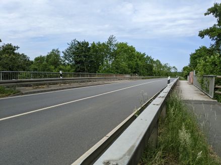 Im Zuge der Brückensanierung wird der bestehende Fuß- und Radweg auf drei Meter verbreitert. © Kreis Paderborn